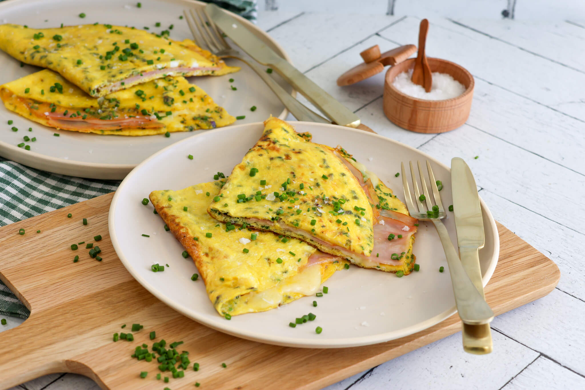 Omelet med skinke og ost