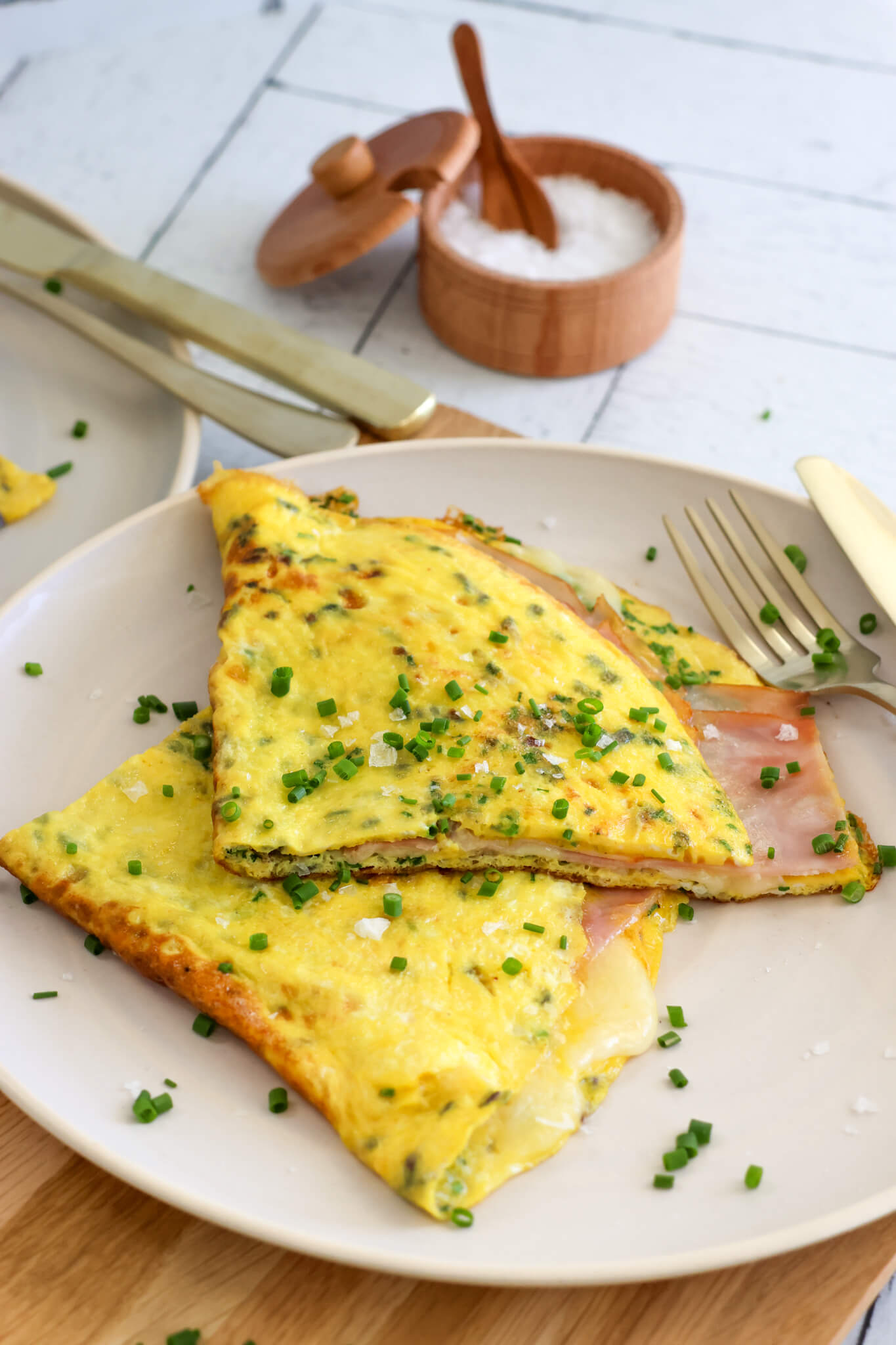 Omelet med skinke og ost