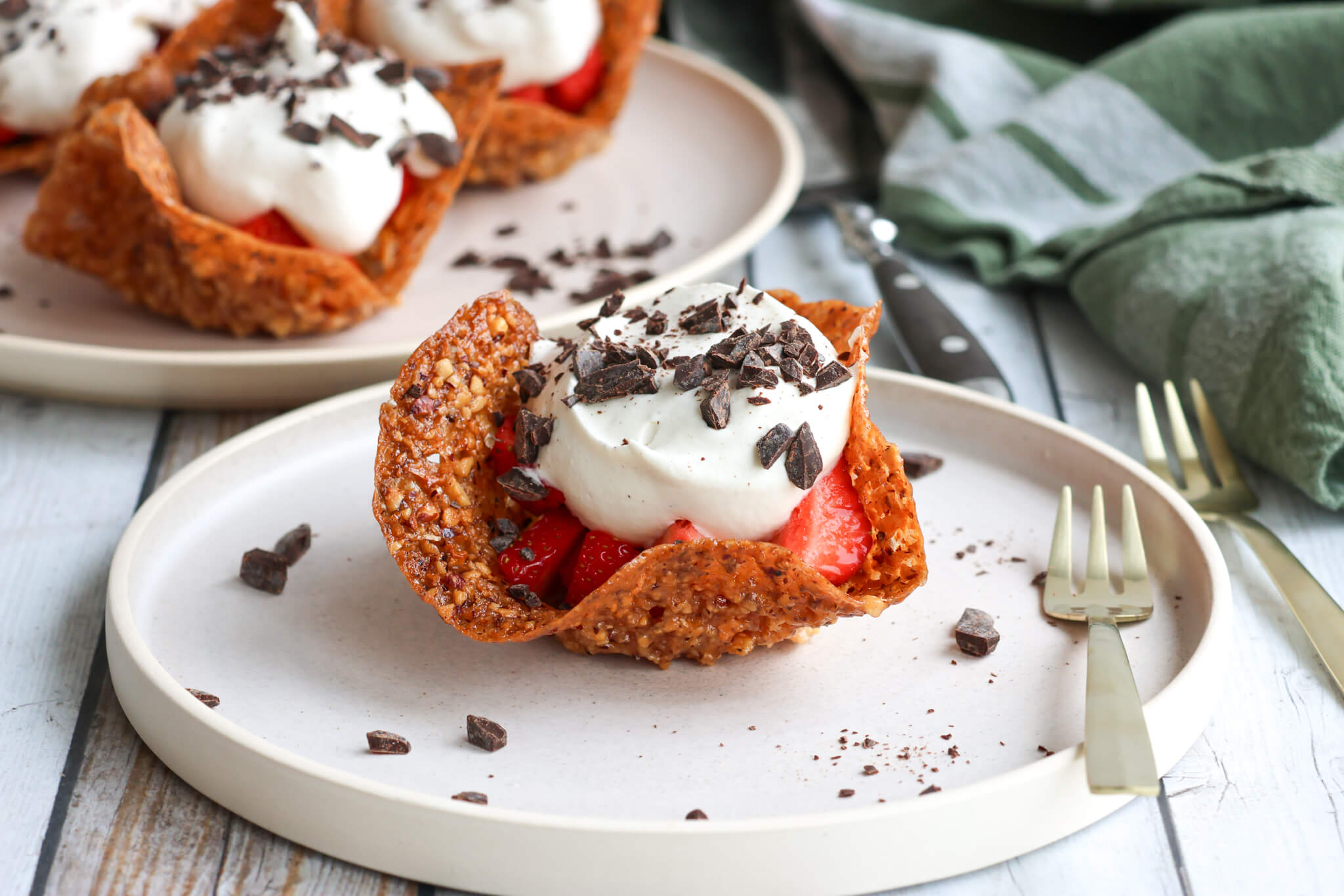 Nøddekurve med jordbær og vaniljefløde