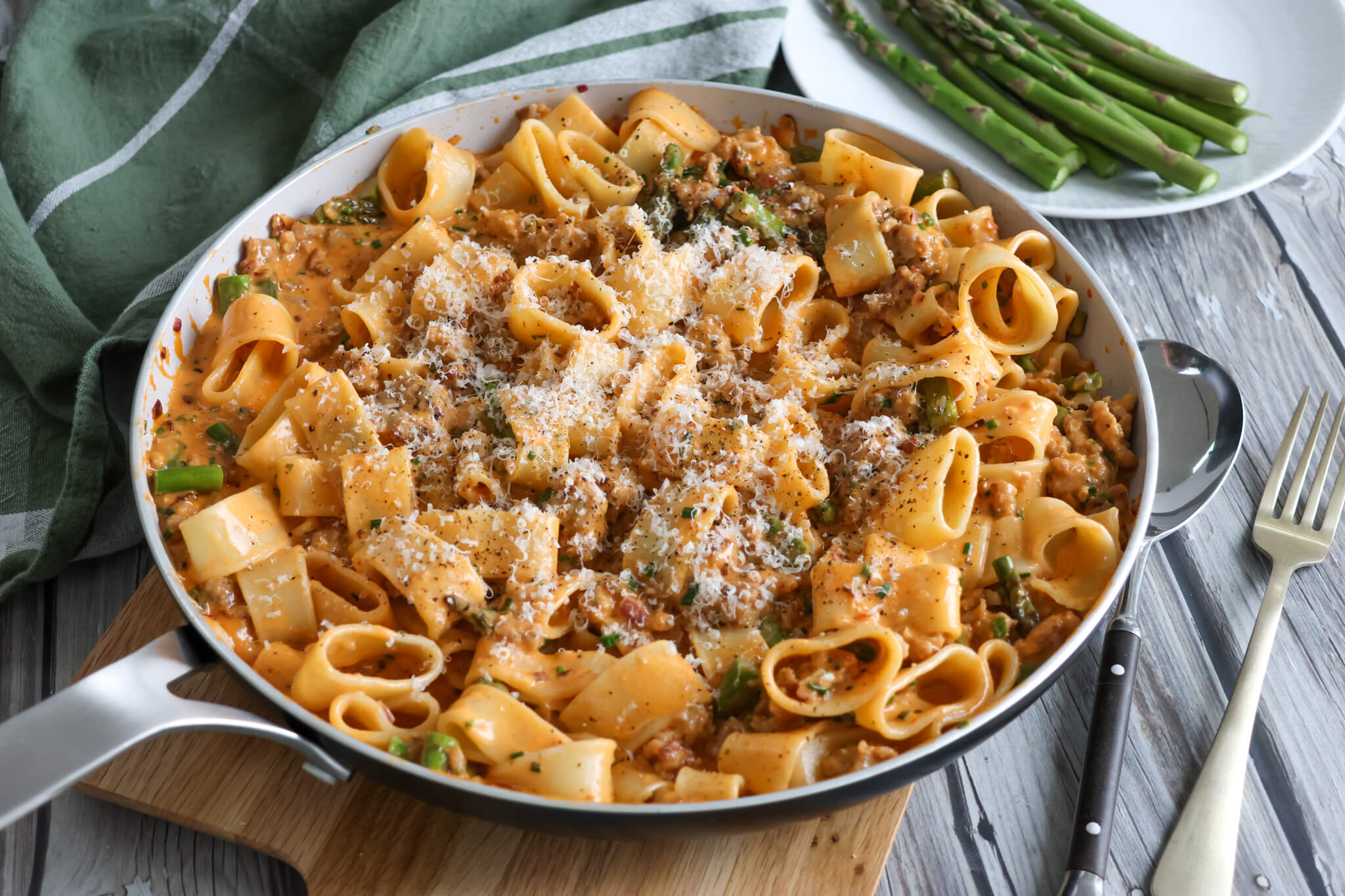 Pasta med pølser og pesto