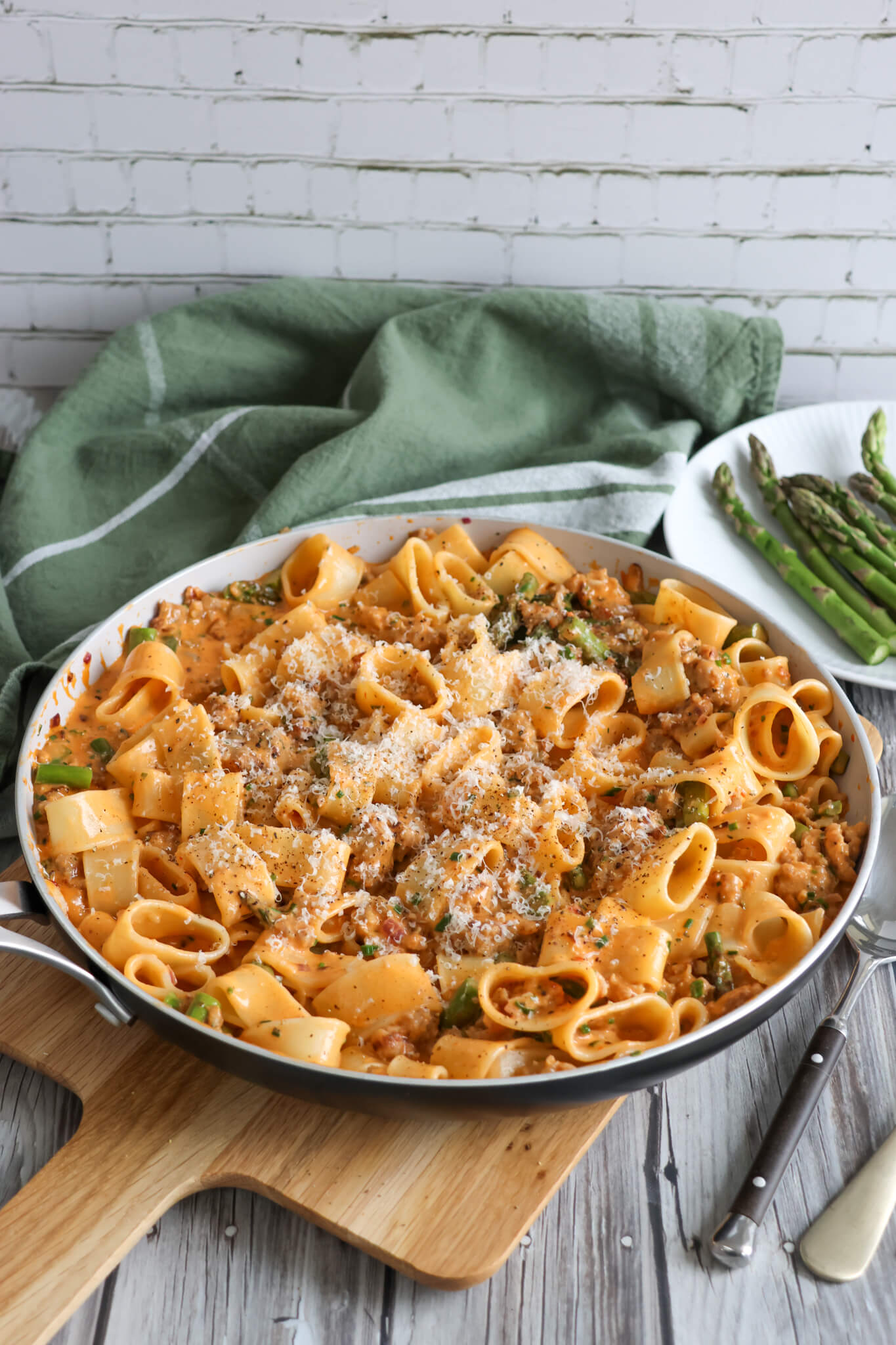 Pasta med pølser og pesto