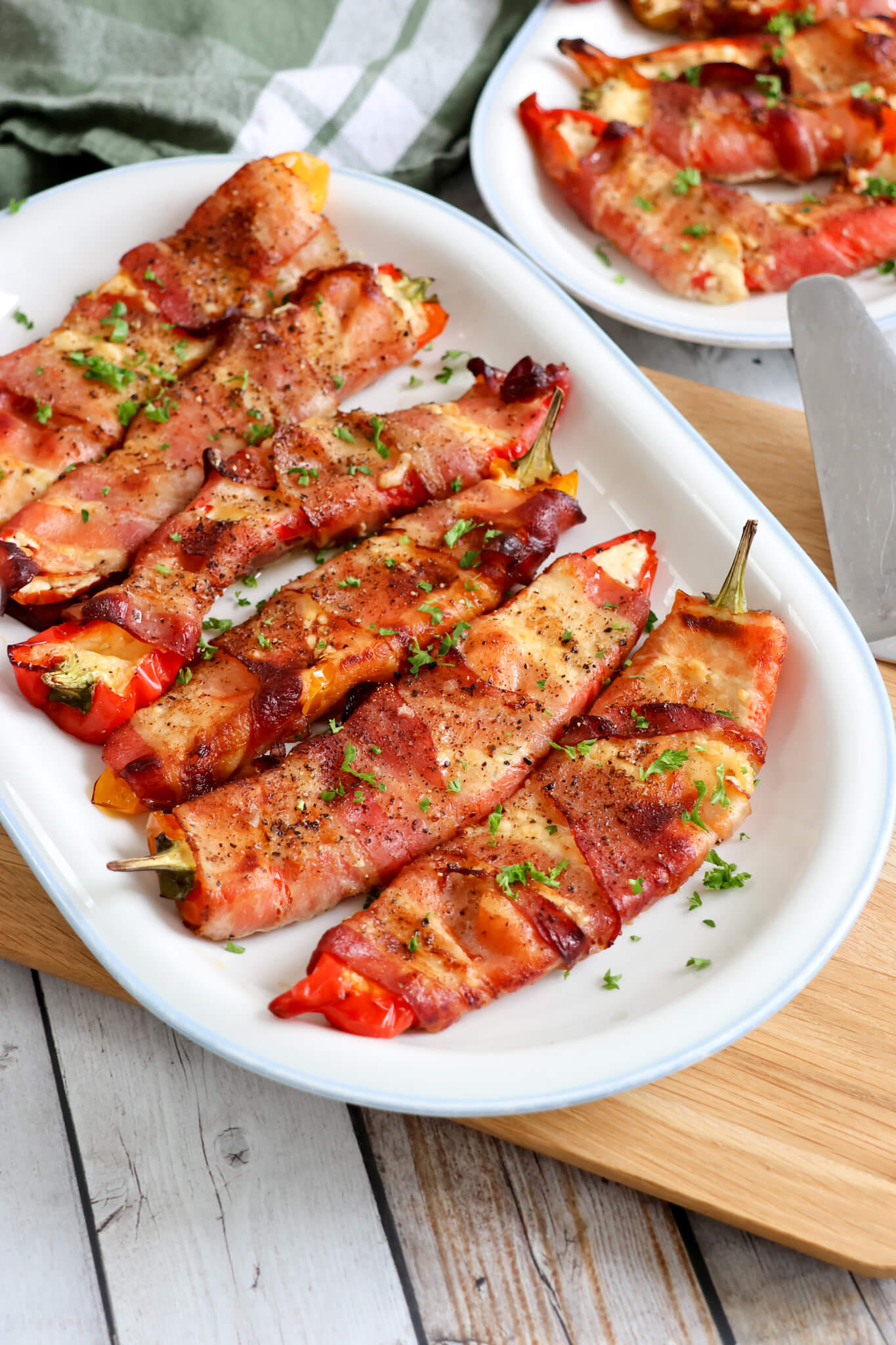 Snackpeberfrugt med pikantost og bacon