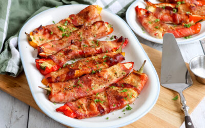 Snackpeberfrugt med pikantost og bacon