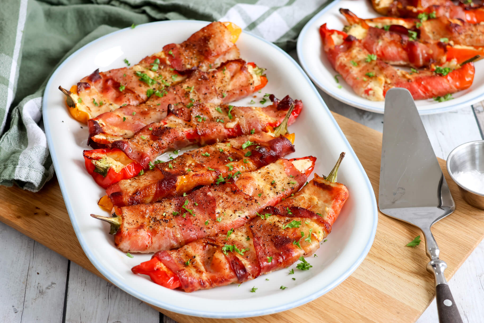 Snackpeberfrugt med pikantost og bacon