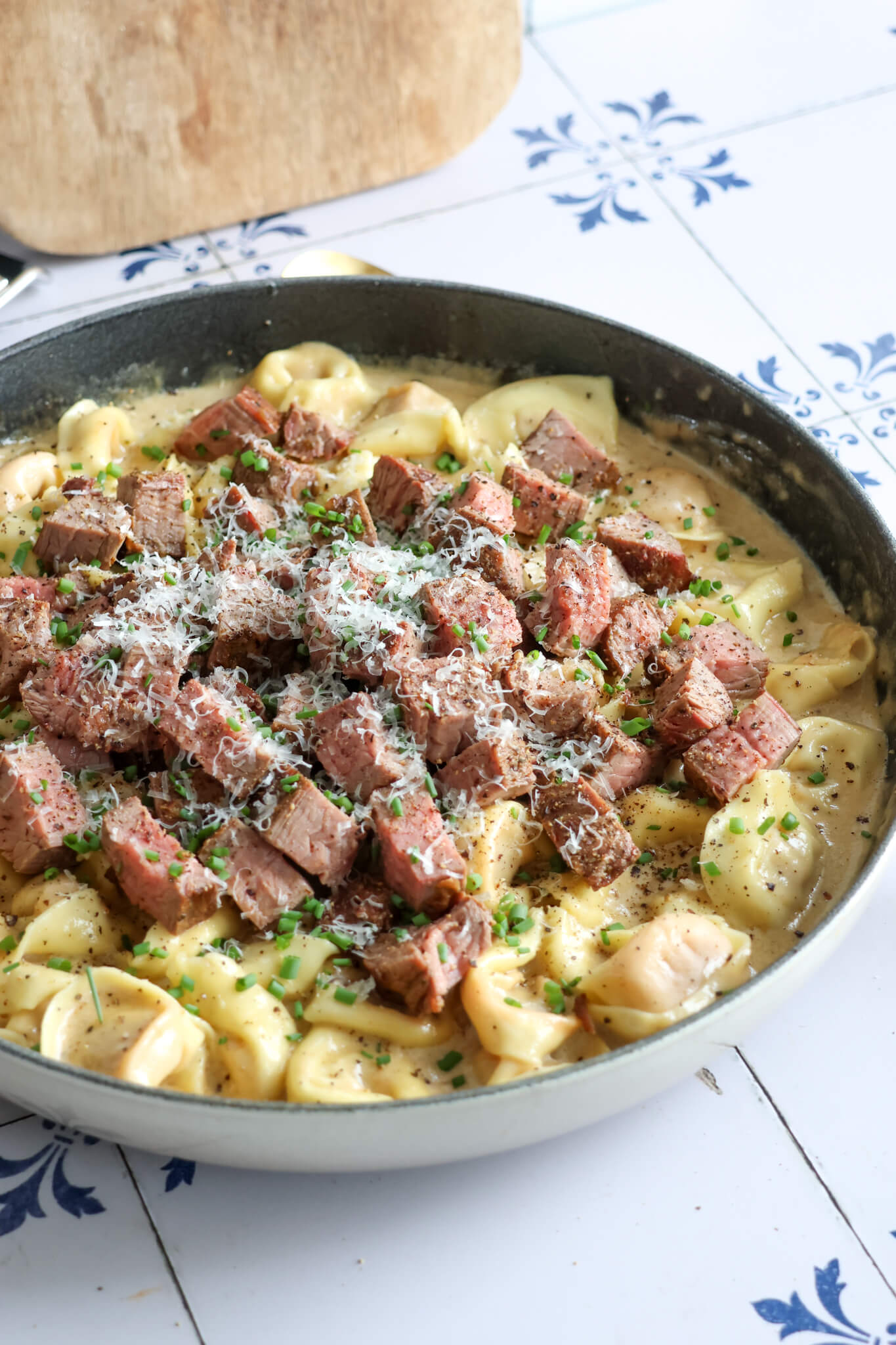 Tortellini alfredo med flanksteak