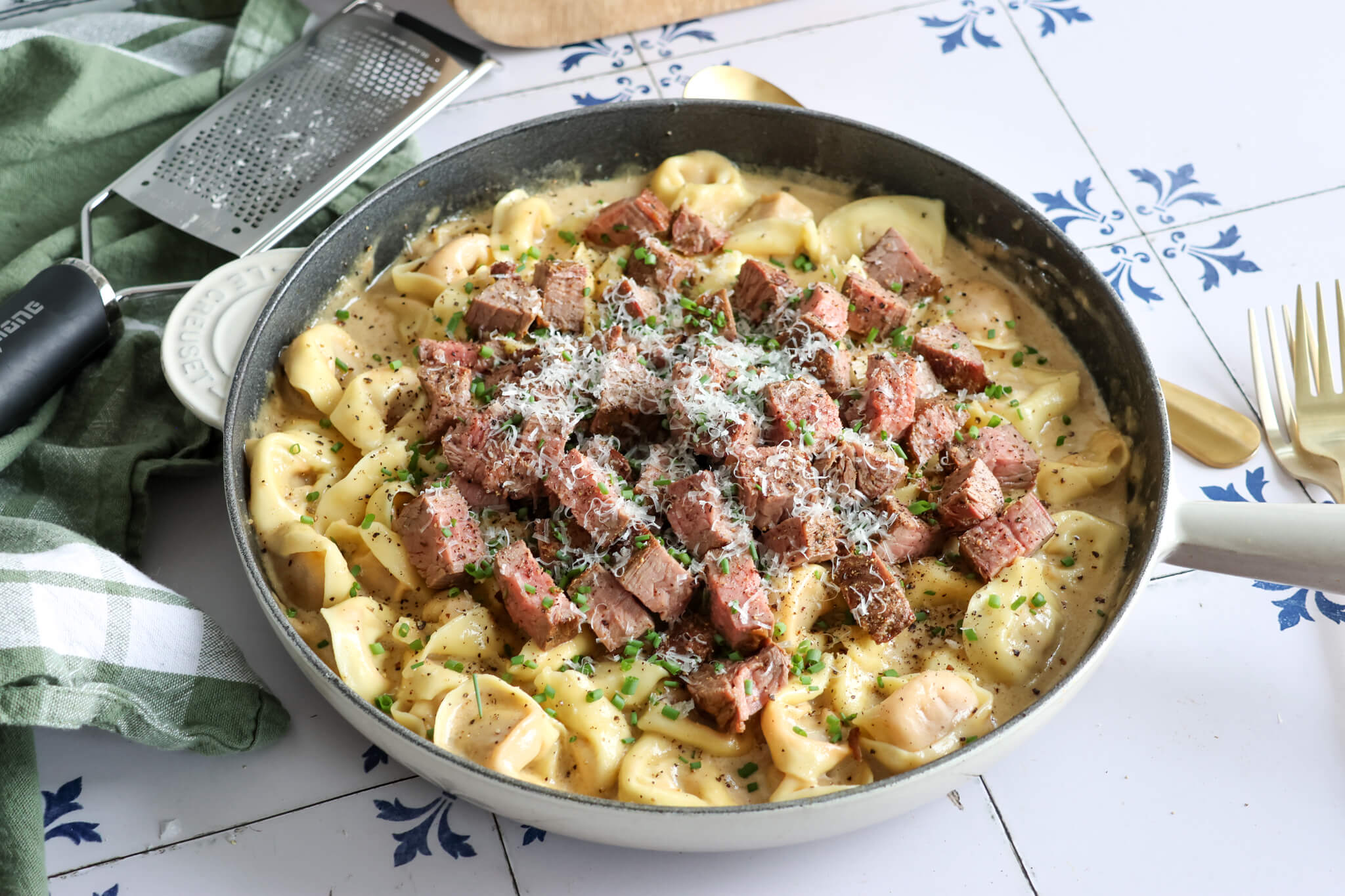 Tortellini alfredo med flanksteak