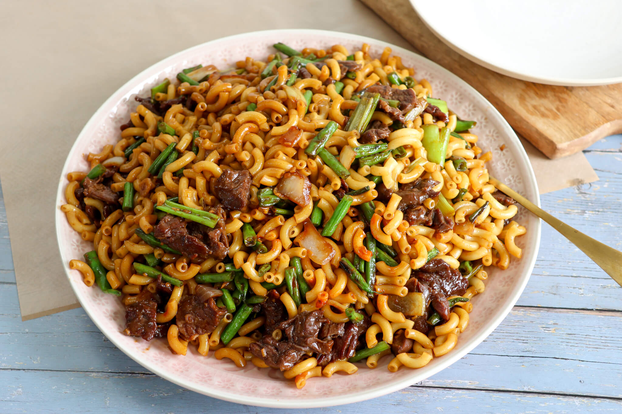 Asiatisk macaroni med oksekød