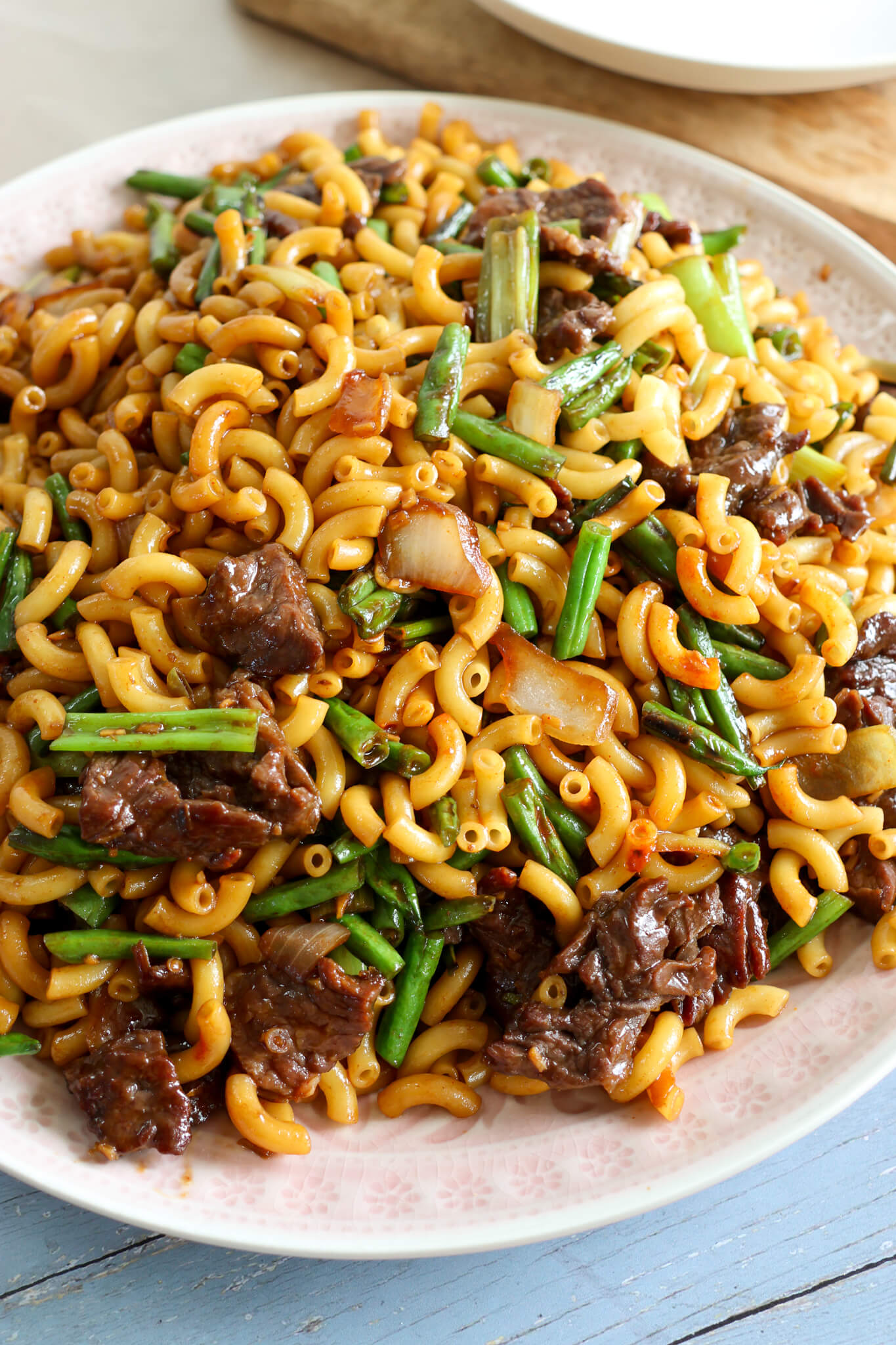 Asiatisk macaroni med oksekød