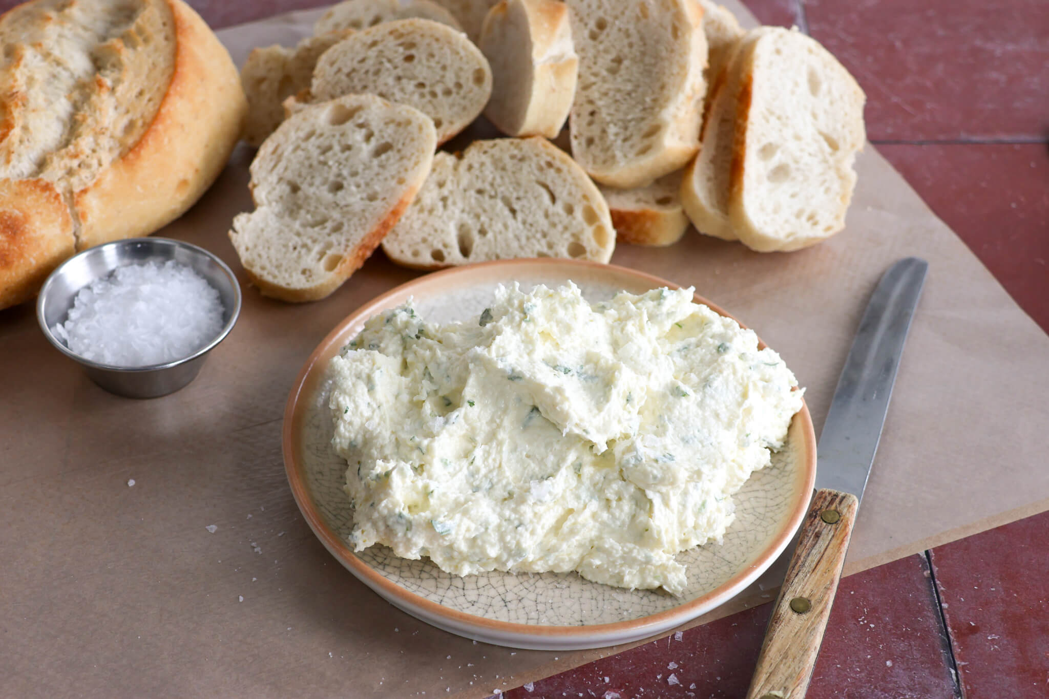 Pisket hvidløgssmør med parmesan