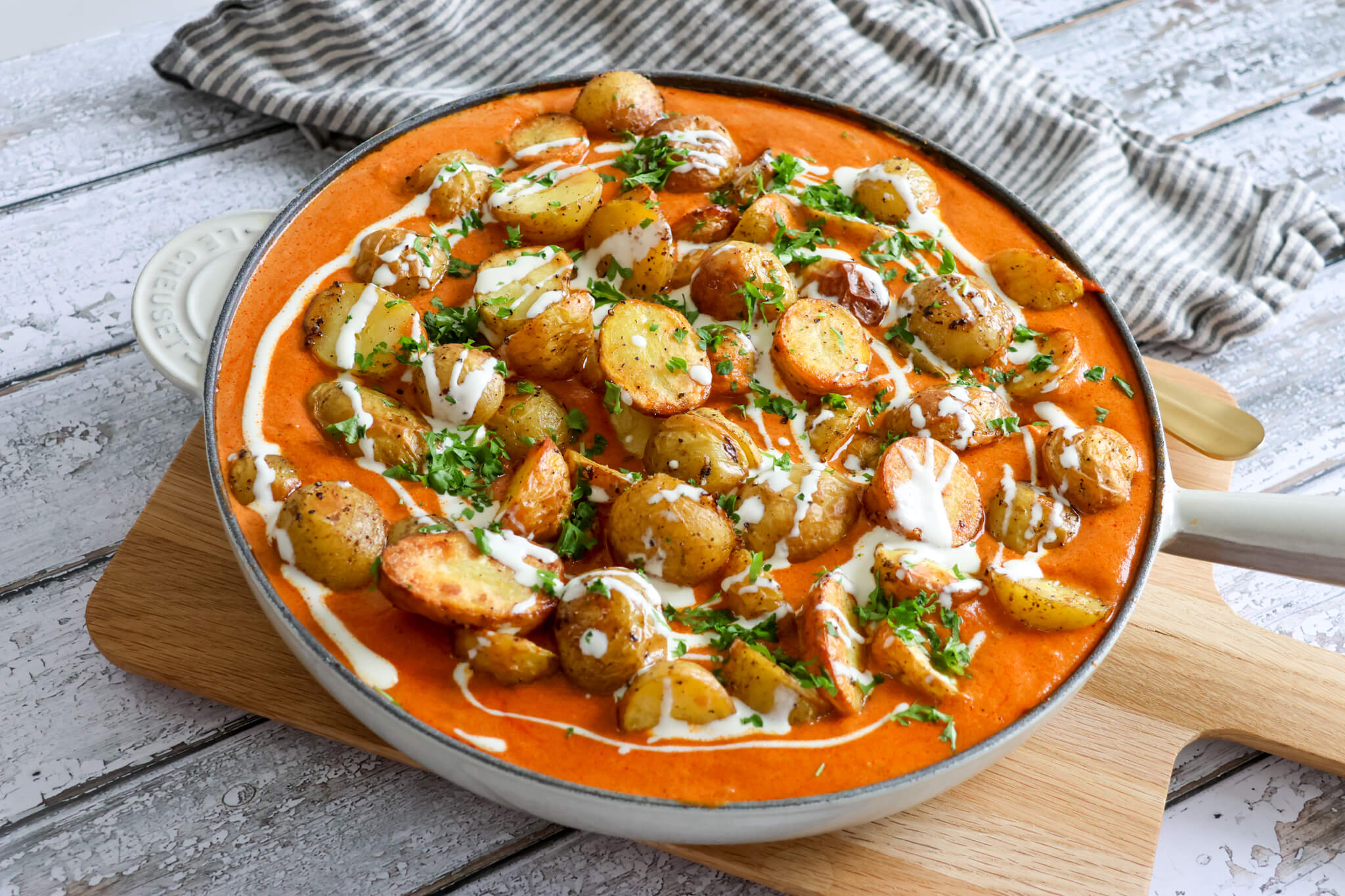 Ovnbagte kartofler og kylling i indisk sauce