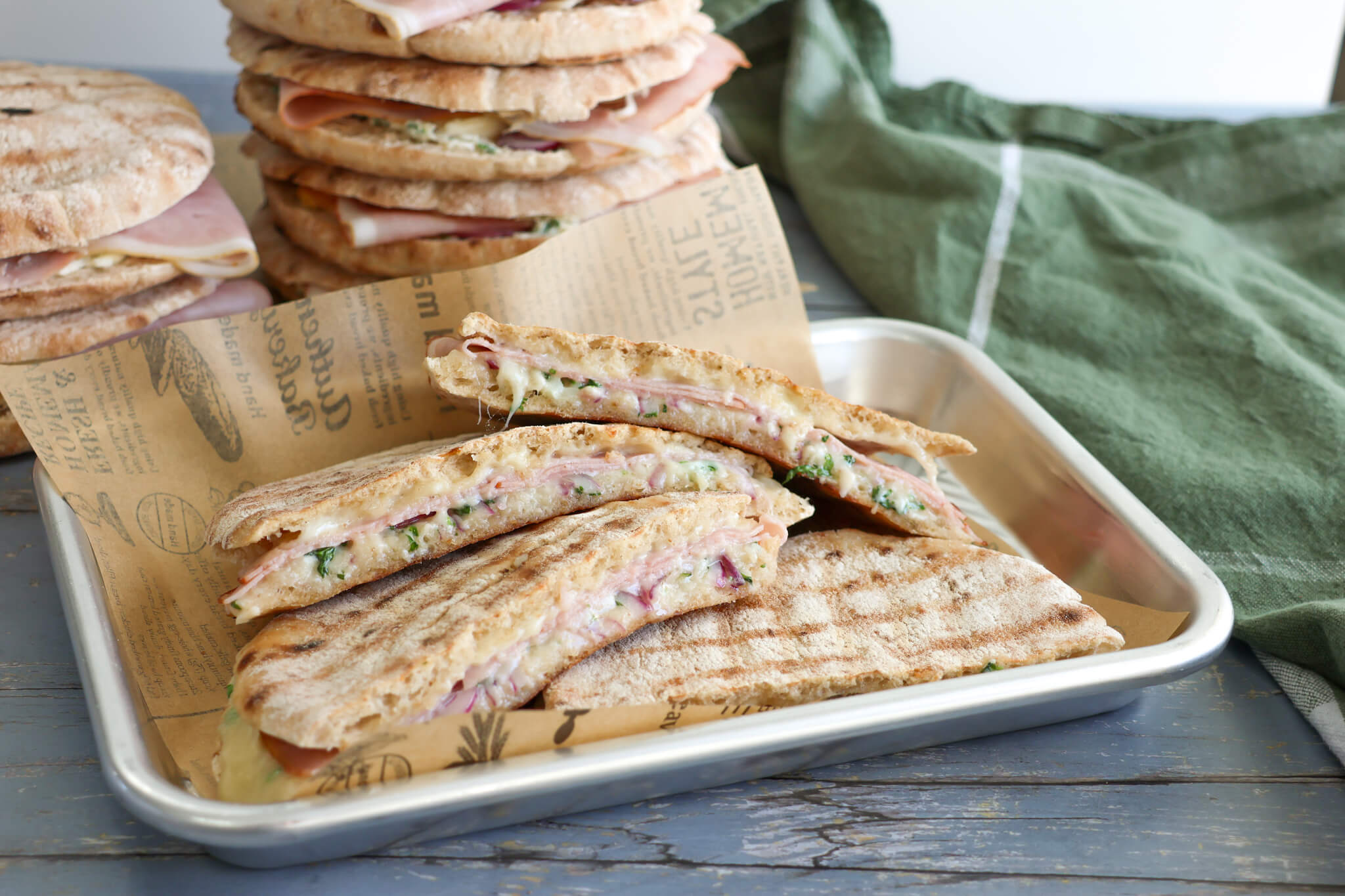 Pitabrødstoast med mascarpone hvidløgscreme